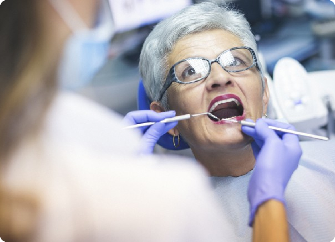 controllo dentistico signora anziana