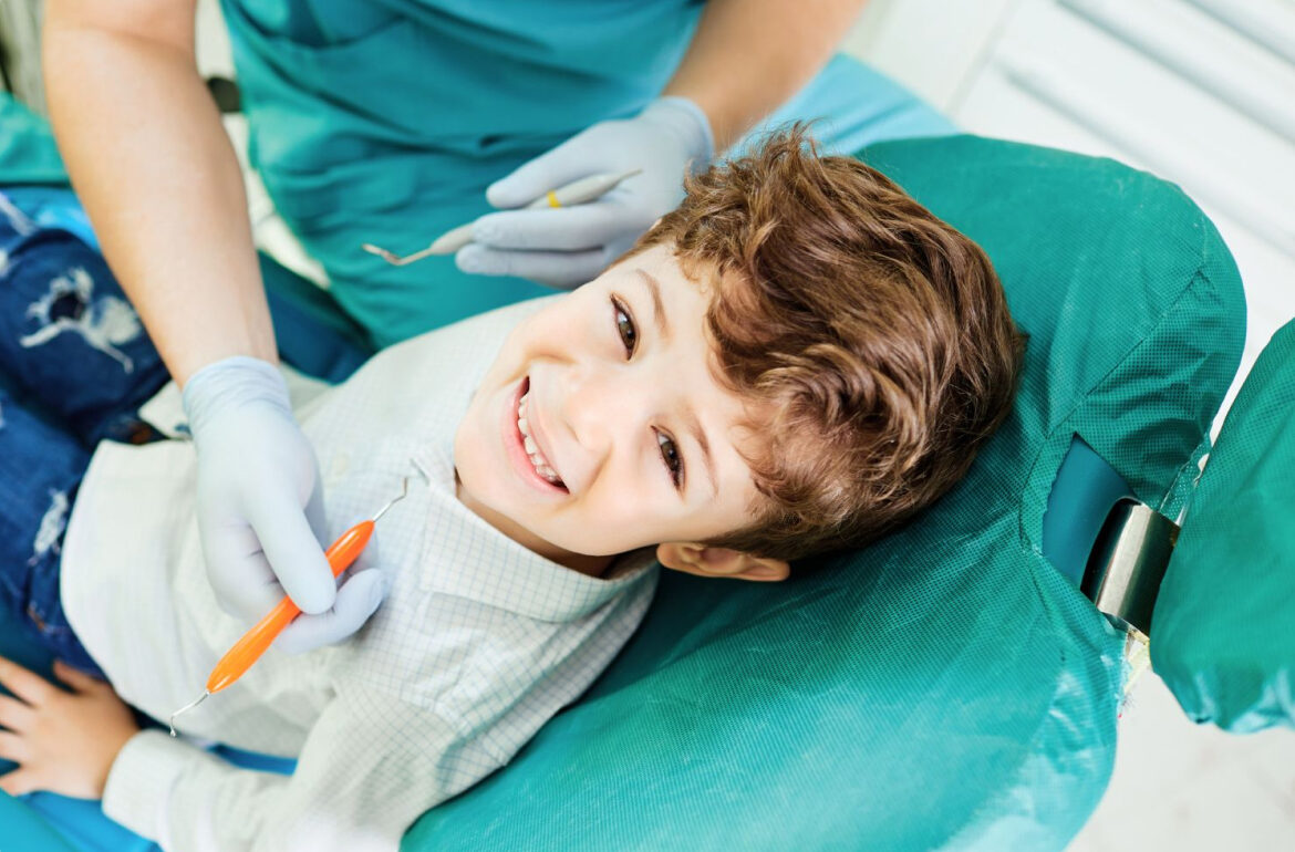 controllo dentistico bambino sorridente